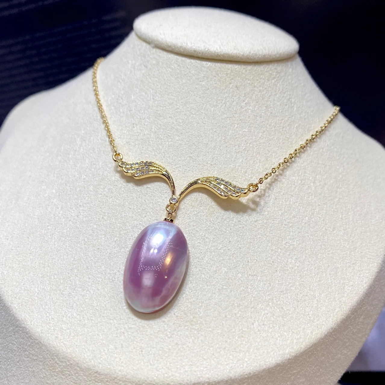 

European and American fashion retro horse big shell pearl pendant 14K gold wrapped natural pearl pink wing horse shell necklace