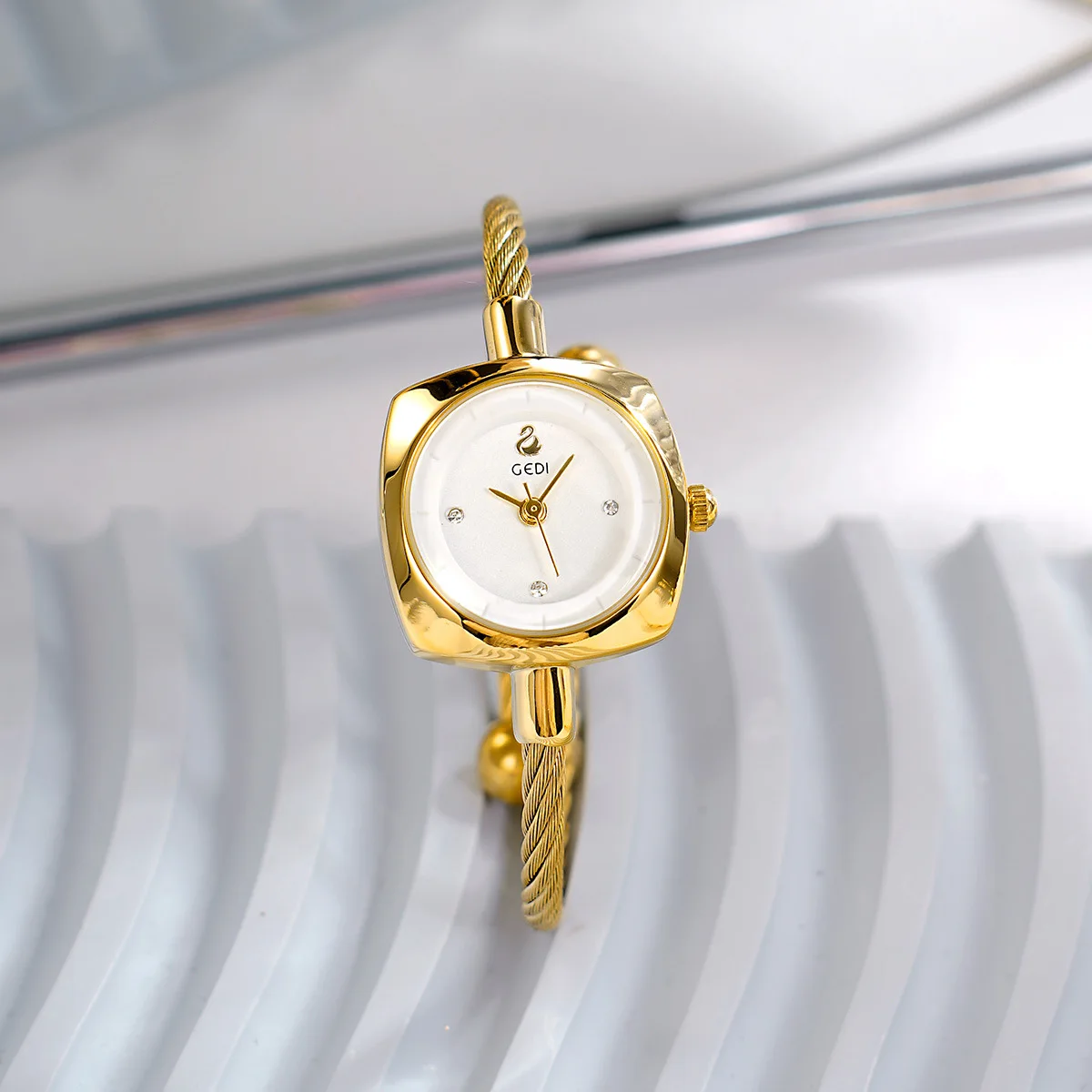 Fashion Simple Bangle Watch For Women Stainless Steel Strap Swan & Zircon Embellished Casual Wristwatch