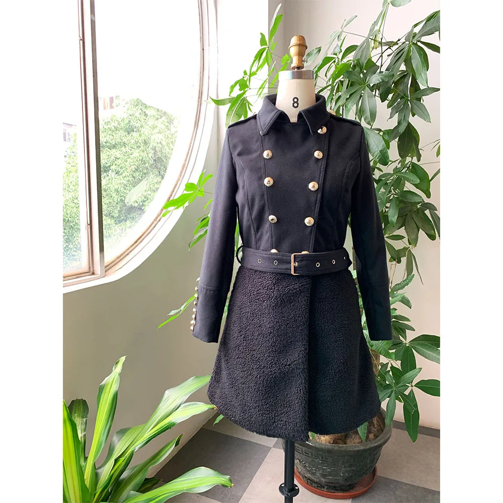 Nowa kolekcja jesień-zima 2025, modna kurtka do pracy, jednolita, dopasowana, z długim rękawem i elementami patchworkowymi.