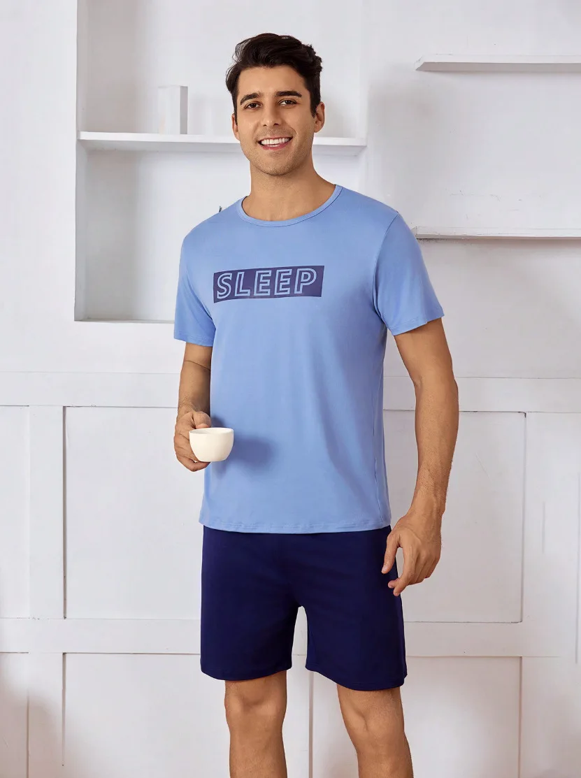 

Мужской пижамный комплект из рубашки с короткими рукавами и коротких штанов, состоящий из простого и повседневного стиля.