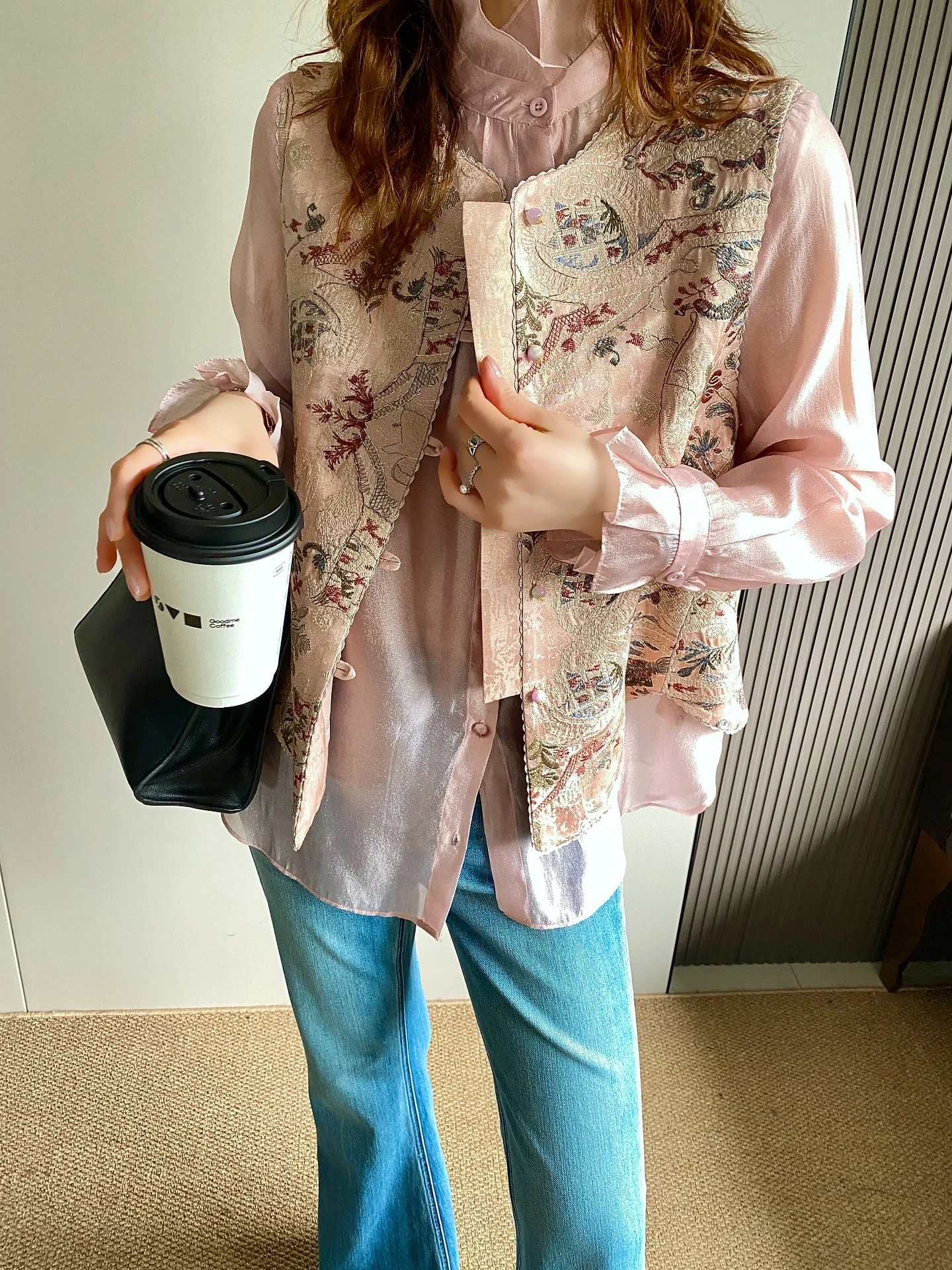 

Новая китайская вышитая жилетка для женщин, с богатой отделкой, весна 2026, модный топ с круглым вырезом, укороченная, на одной пуговице