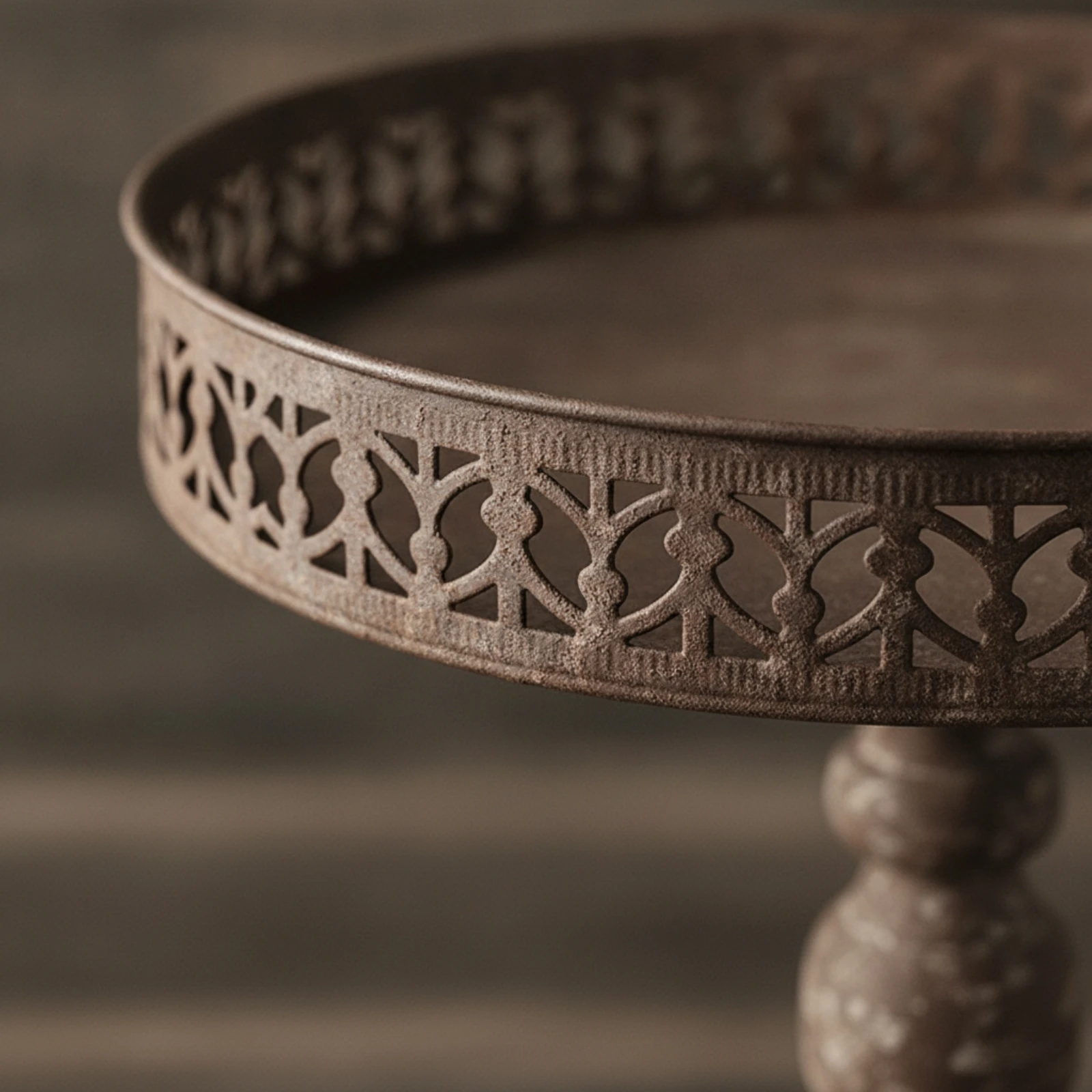 Iron Pedestal Tray Decorative Tray with Cutout Rim Rustic Vintage-Style for Florists, Tabletop Presentation, Cafes