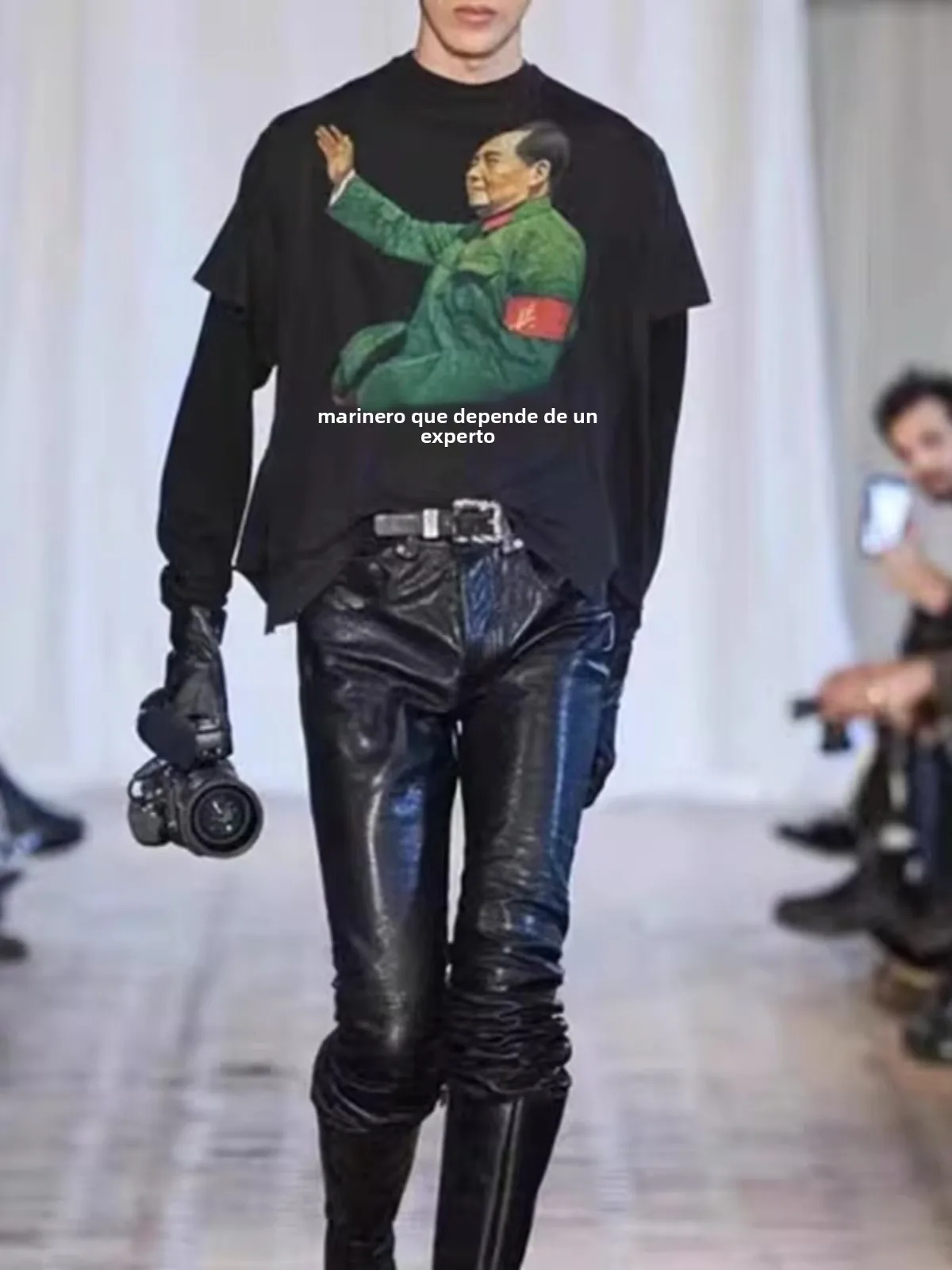 Camiseta Clásica Negra de Algodón Grueso de Manga Corta Unisex con Hombros Caídos Estilo Vintage con Estampado Náutico 'La Na...