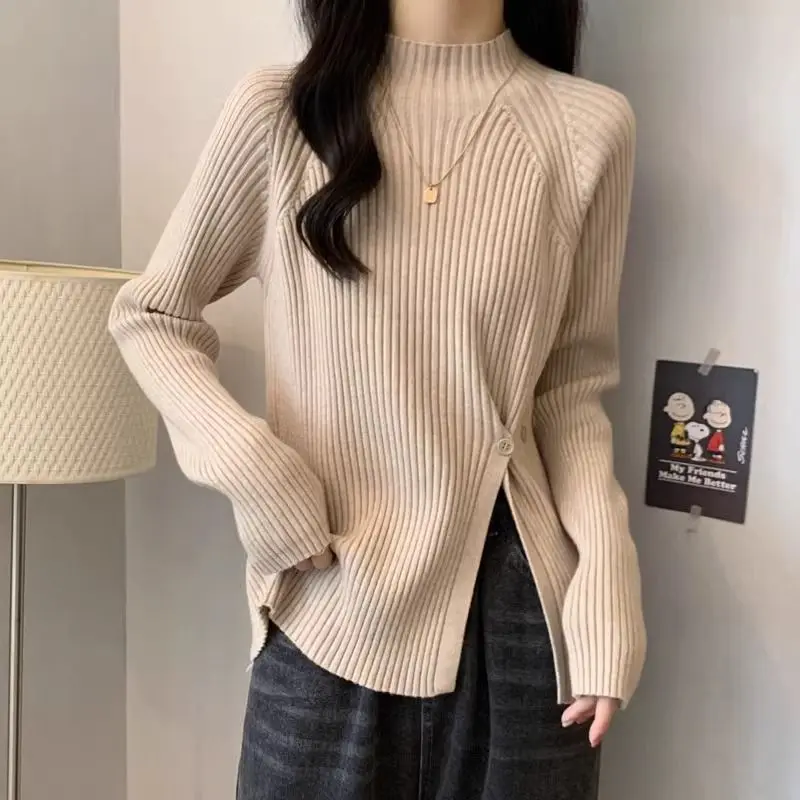 Suéter caqui de medio cuello alto para mujer, camisa básica de punto con hendidura prensada, nueva temperatura, otoño e invierno, 2025