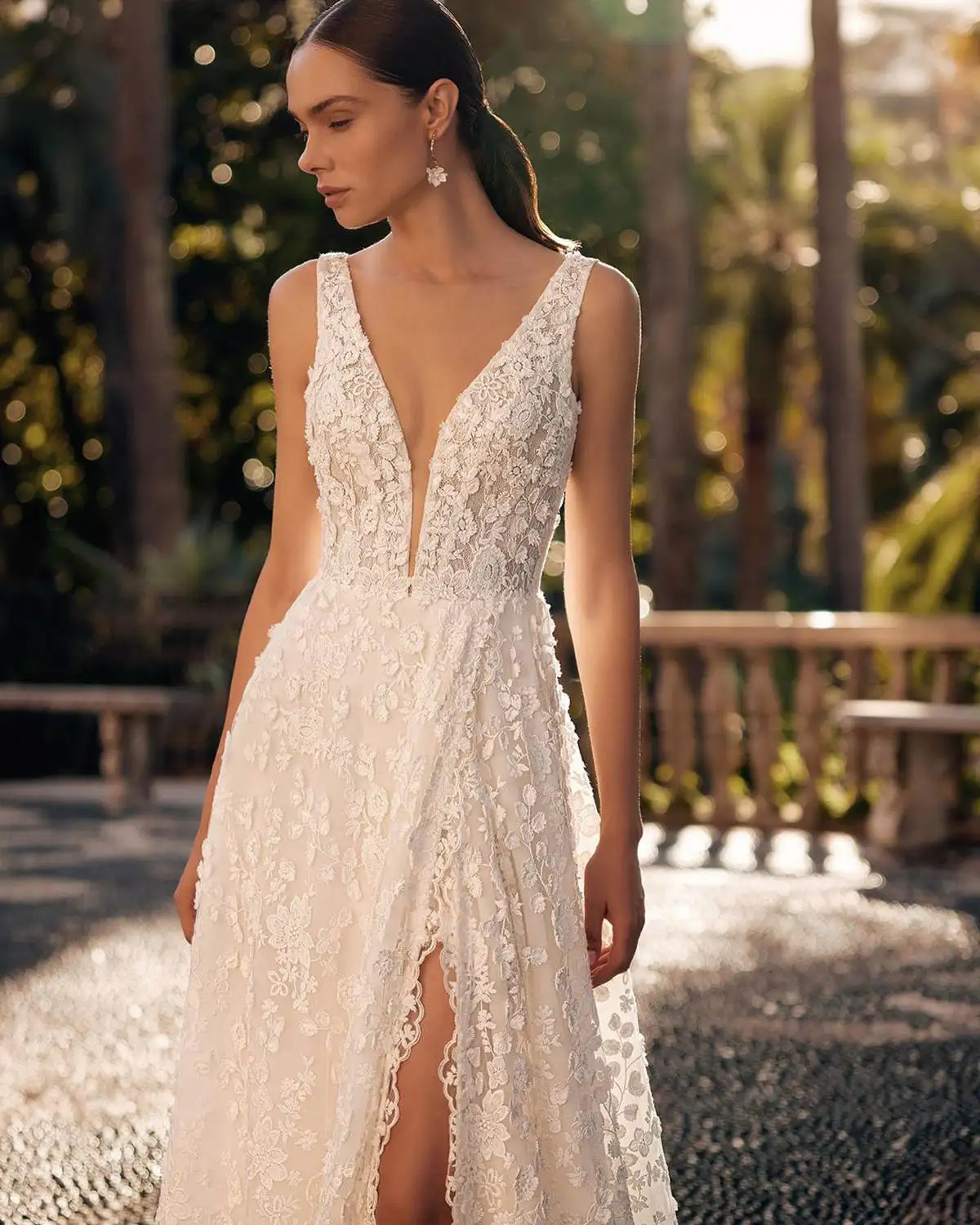 Handmade A Line Wedding Dresses V-Neck Backless Appliques Lace Sleeveless Bridal Gown Sweep Train Vestido De Noiva Customized