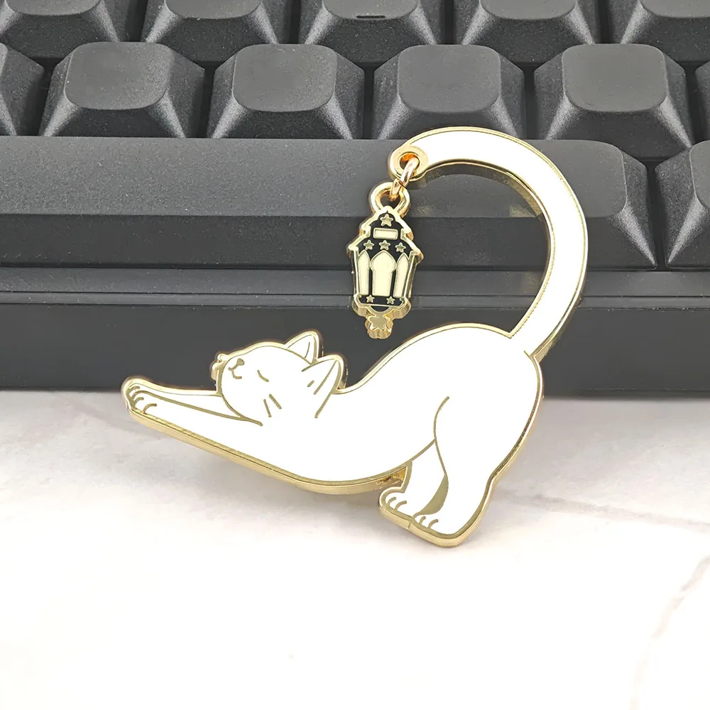 Niedliche weiße Katzen-Emaille-Pins, baumelnde Laternen-Broschen, dehnbare Kätzchen-Hängelampen-Reversnadeln, Rucksack-Schmuckgeschenk, Großhandel – Detail 4