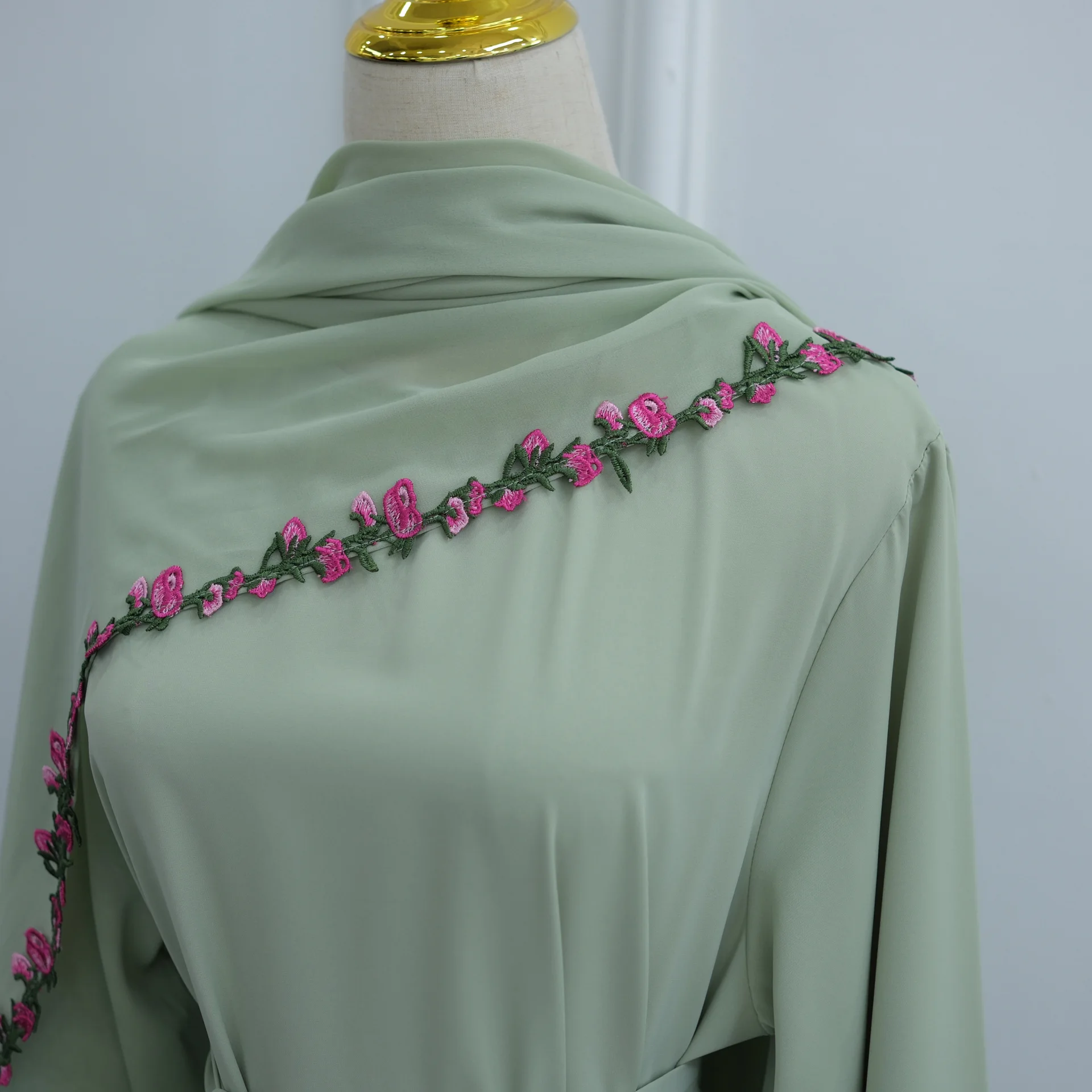 Zahraa Damenkleider Islamische Kleidung Freizeitkleid Spitzenblumen Neues Weiches Nida Geschlossenes Abaya Muslimisches Kleid mit Passendem Hijab – Detail 24