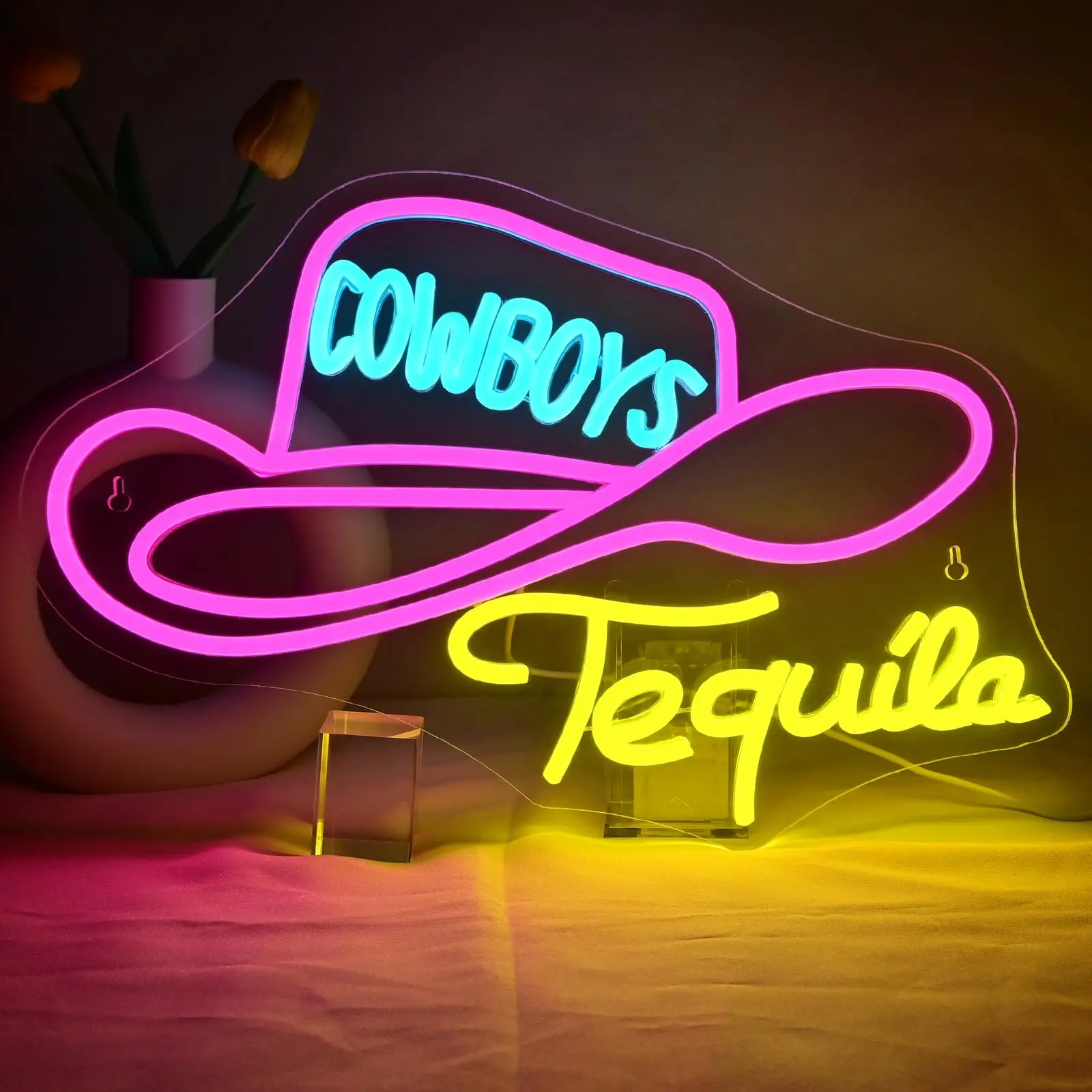 insegna-al-neon-cowboys-tequila-atmosfera-da-bar-western-con-luce-rosa-blu-e-gialla-insegna-luminosa-per-decorazioni-per-addio-al-nubilato-a-tema-western