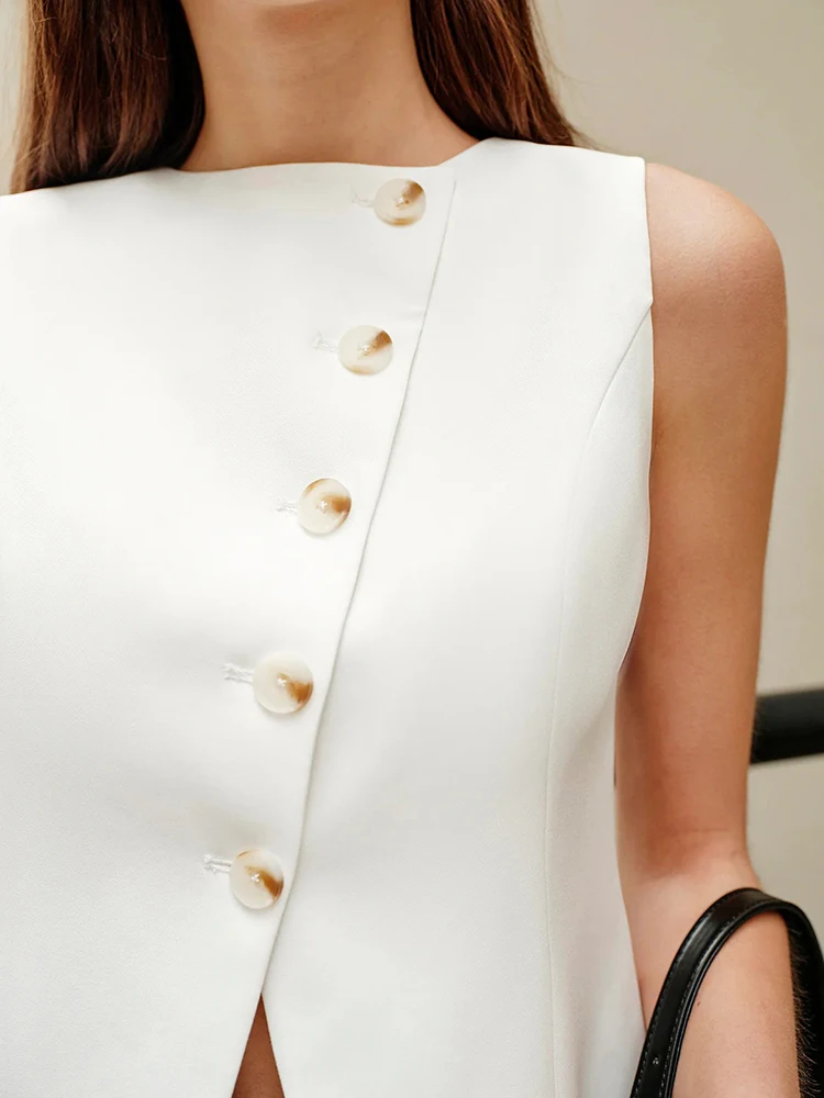 Asymetryczna, elegancka, biała kamizelka bez rękawów, okrągły dekolt, podkreślająca talię, idealna do pracy, letnia moda, Paola Min, damska kamizelka.