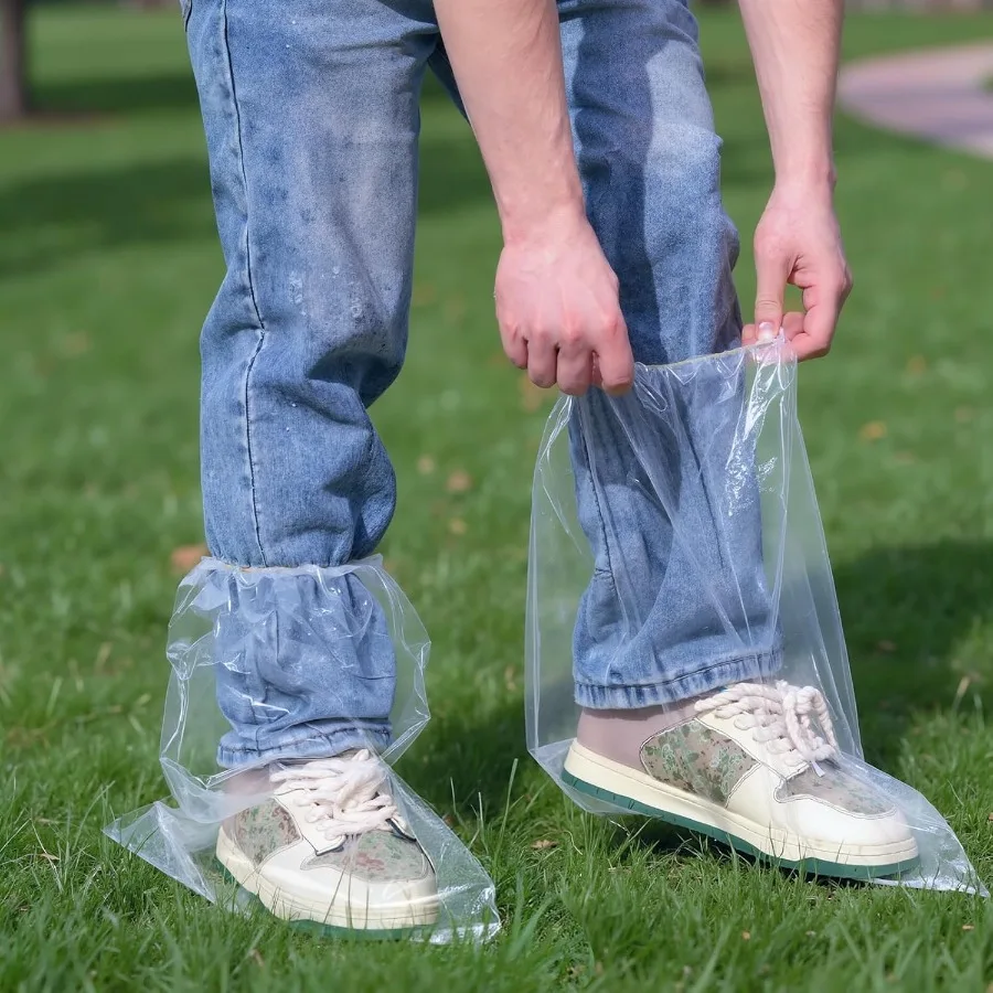 Yzurbu 20 قطعة 13.7 أغطية أحذية للاستعمال مرة واحدة شفافة مقاومة للماء وغير قابلة للانزلاق CPE أحذية سميكة مقاس XL تناسب ما يصل إلى الرجال 1