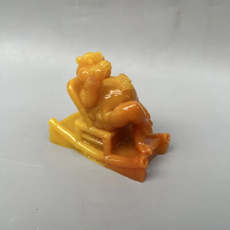 Resin imitation jade golden toad recliner, a small ornament for the living room or office desk that brings wealth, a decorative