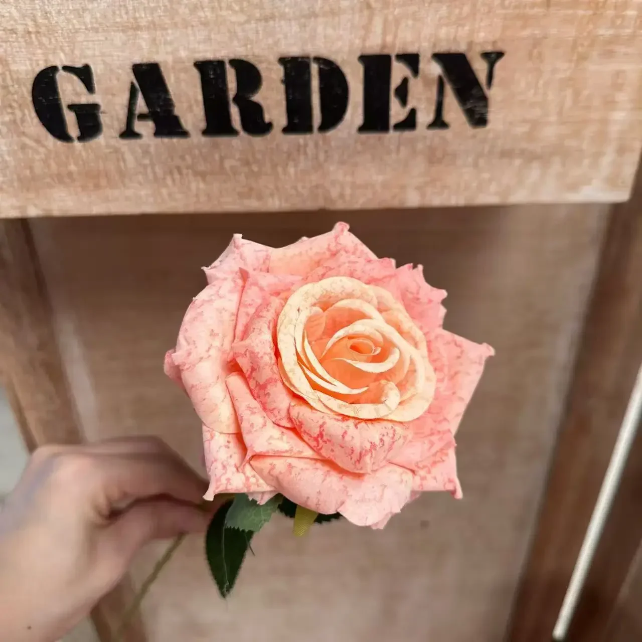 10/20 Stück Kunstblumen, Seidenrosen mit weißem, gewelltem Rand, Gartendekoration, künstliche Blumen, künstlicher Cappuccino-Rosenzweig, Kunstblume – Detail 4