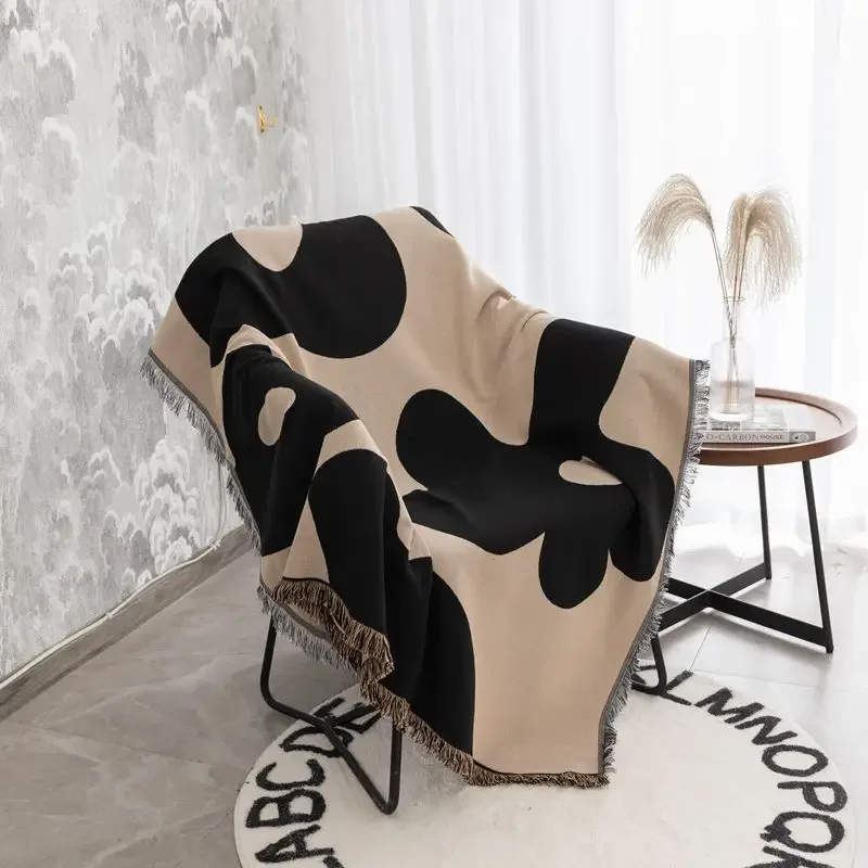 Nordic Abstract Flower Throw Blanket Black and White Geometric Woven Sofa Cover Modern Art Large Floral Tapestry for Wall Decor