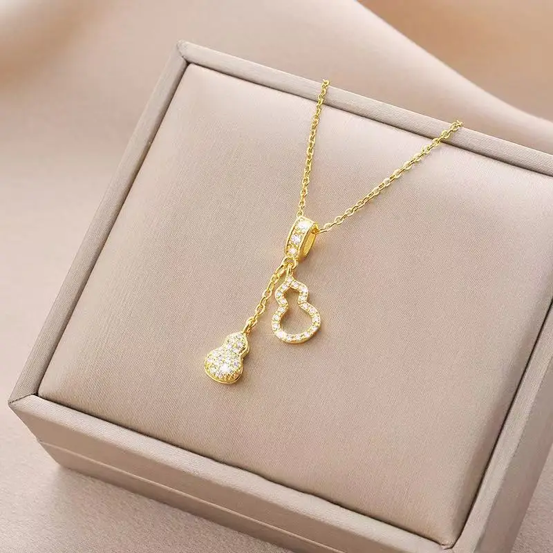 Nuova catena alla clavicola di nicchia, ultima collana in acciaio al titanio stile zucca con nappa, accessori da donna nel 2025