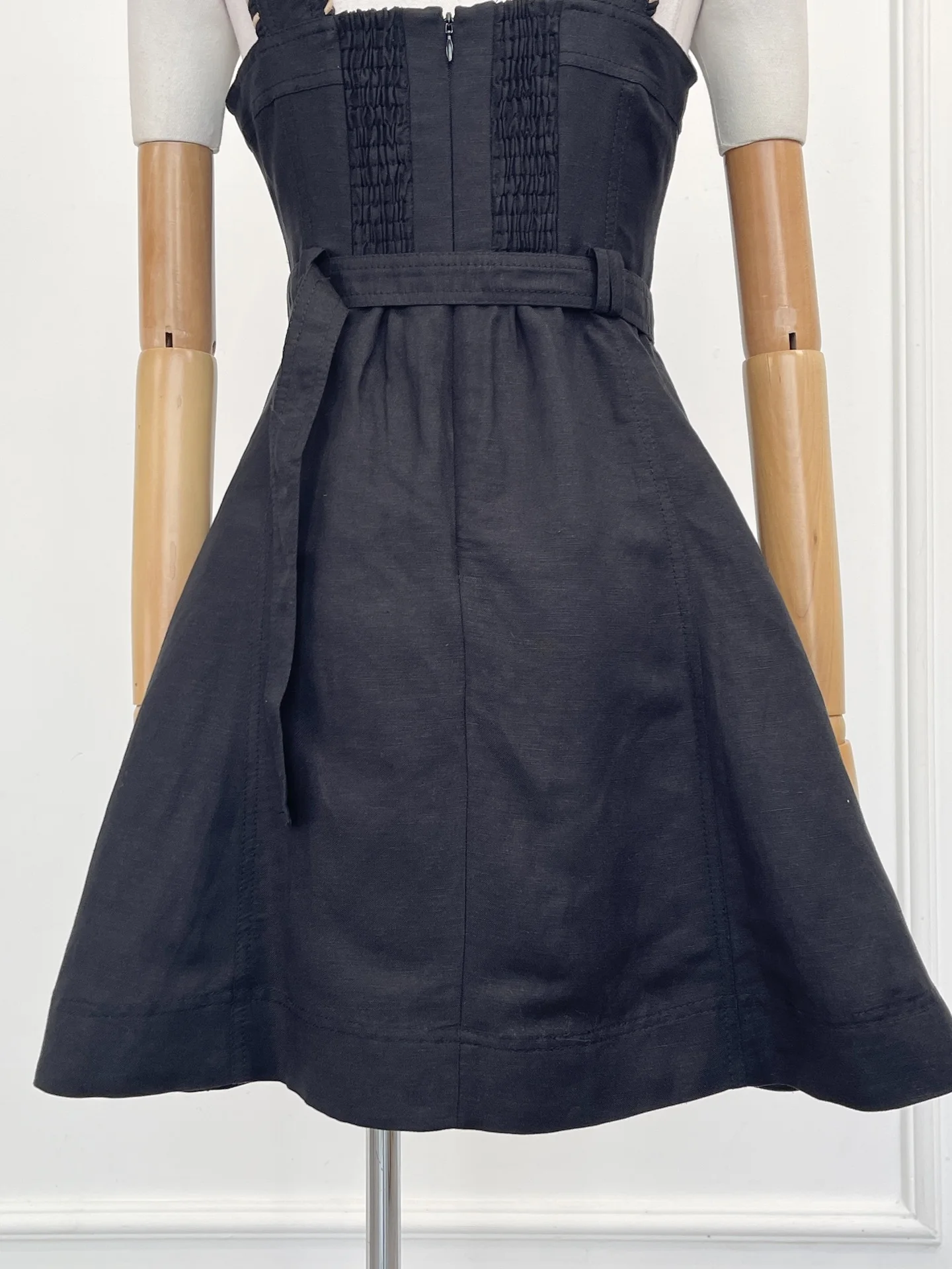 

2025 Новое высококачественное черное мини-платье без рукавов с вырезом в форме сердца и золотыми пуговицами