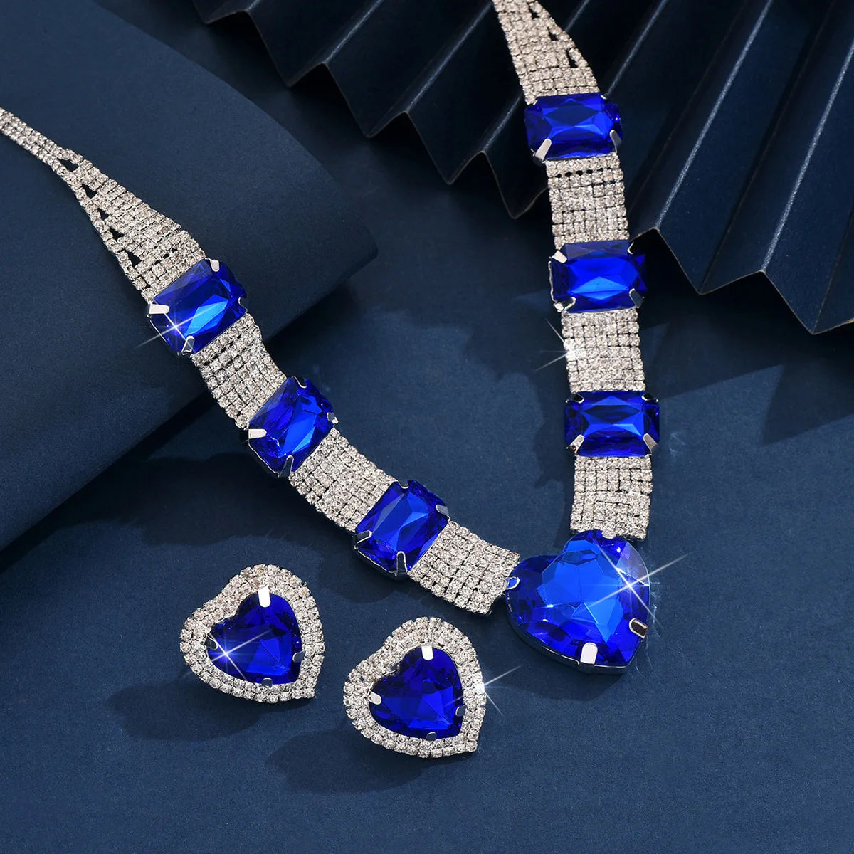 1 Set of Jewelry Includes (1 Pair of Earrings + 1 Necklace) Popular Love-Themed Jewelry Set, Two-Piece Set, Fashionable and Luxurious European and American Style Accessories, Multi-Colored, Perfect for Brides' Weddings, Banquets, Parties, Fashionable Women's Clothing, Evening Decorations, and Exquisite Birthday Gifts