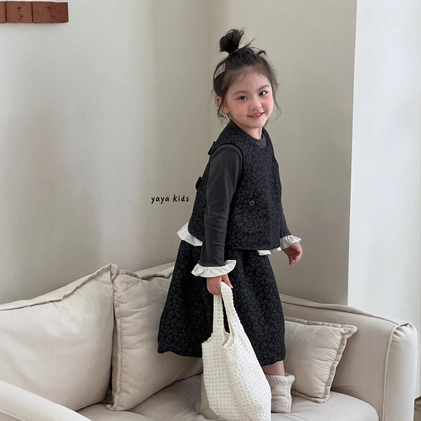 

Girls 3 Piece Set 2025 Autumn New Childrens Korean Lace Primershirt Floral Vest Skirt Simple Fashionable Solid Color Set
