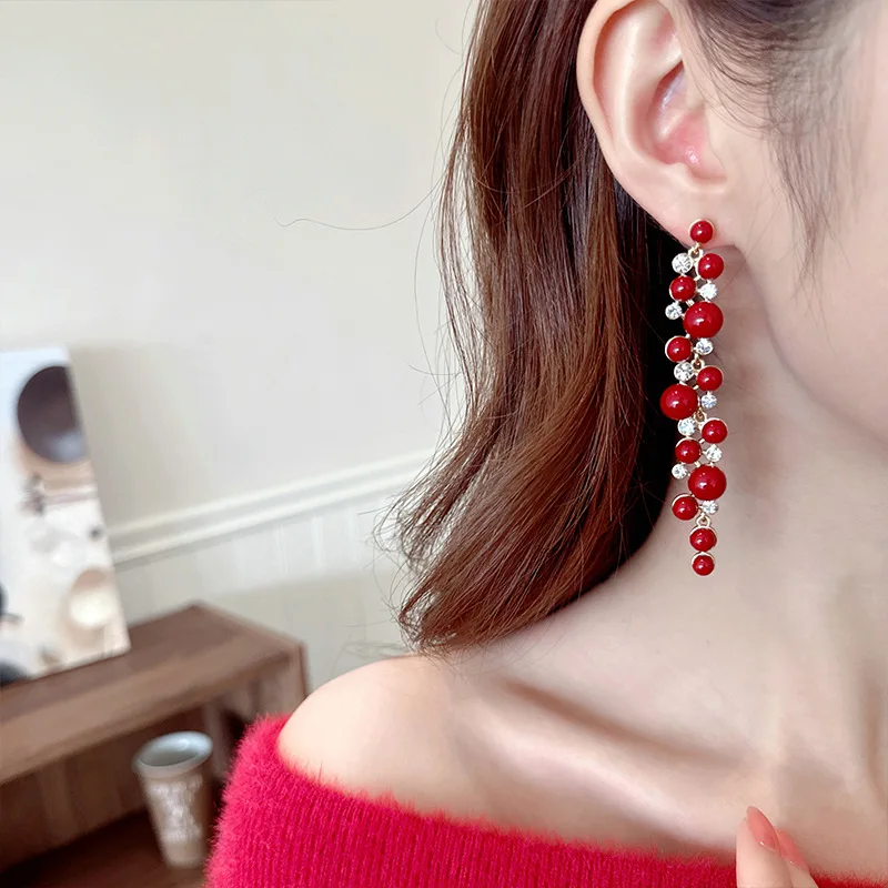 أقراط السنة الجديدة الحمراء الرجعية لعام 2025 طويلة وأنيقة وبسيطة ولكنها ومتعددة الاستخدامات