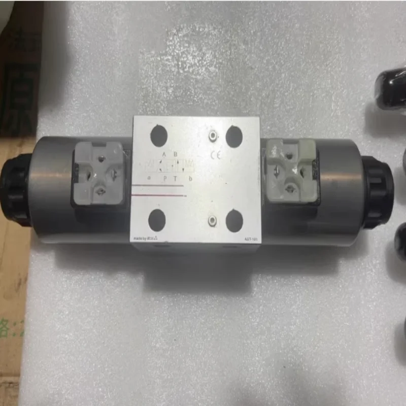 العلامة التجارية الجديدة الأصلي صمام التحكم الاتجاهي الكهرومغناطيسي SDHE-0713 تيار مستمر 10S DHE-0713 التيار المتناوب 10S SDKE-1713 تيار مستمر 10S