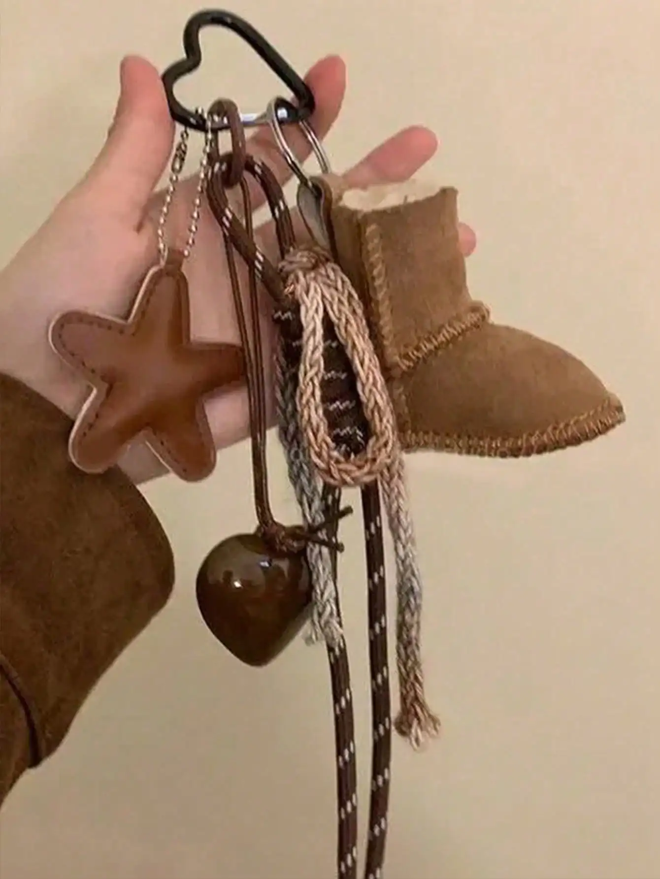 autumn-and-winter-atmosphere-snow-boot-bag-charm-niche-design-brown-toned-star-keychain-heart-shaped-backpack-accessory-pendant
