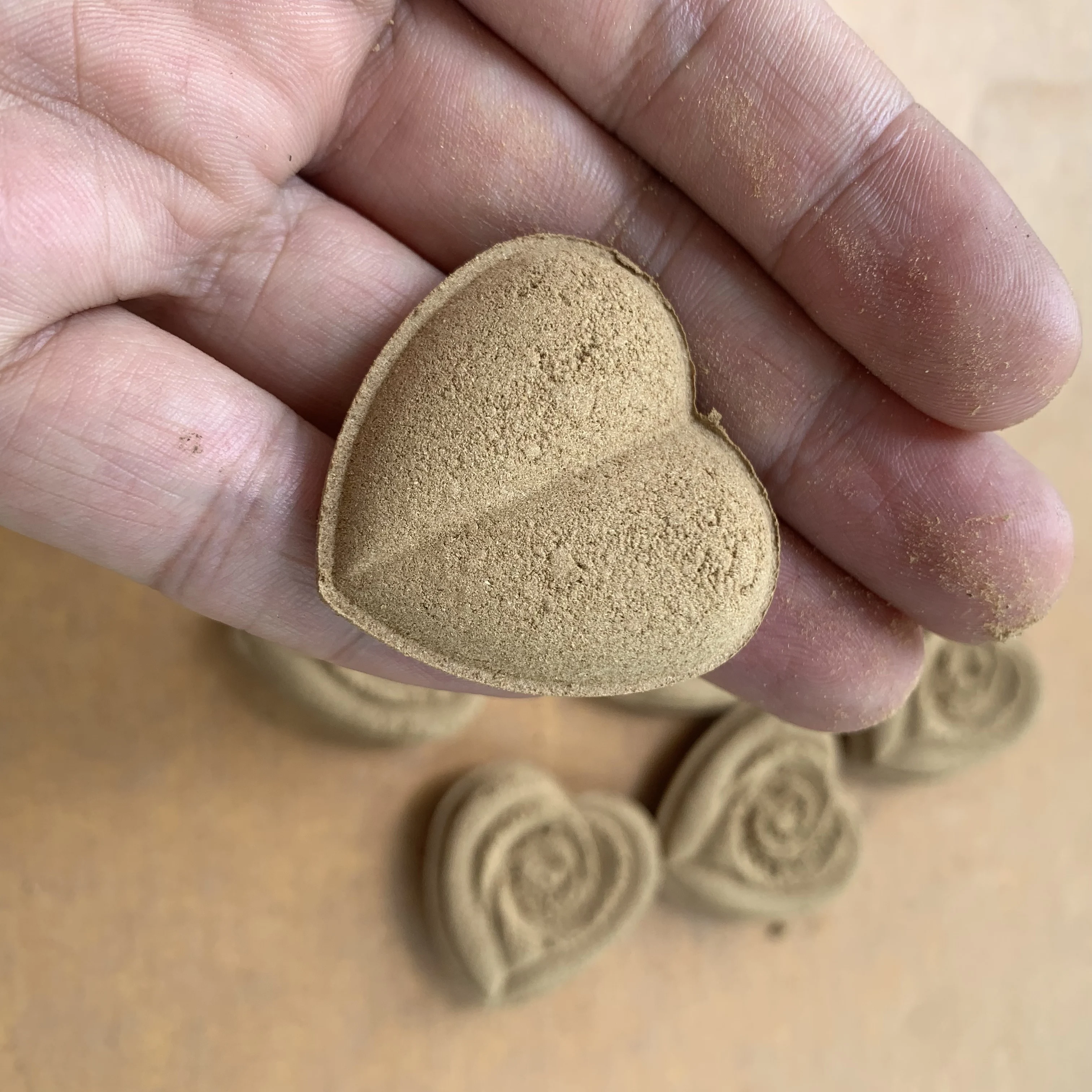 قلب الورد شكل العود الطبيعي البخور 100% اليدوية رائحة العود الجيدة هدية عيد ميلاد هدية عيد الحب هدية الزفاف هدية عيد