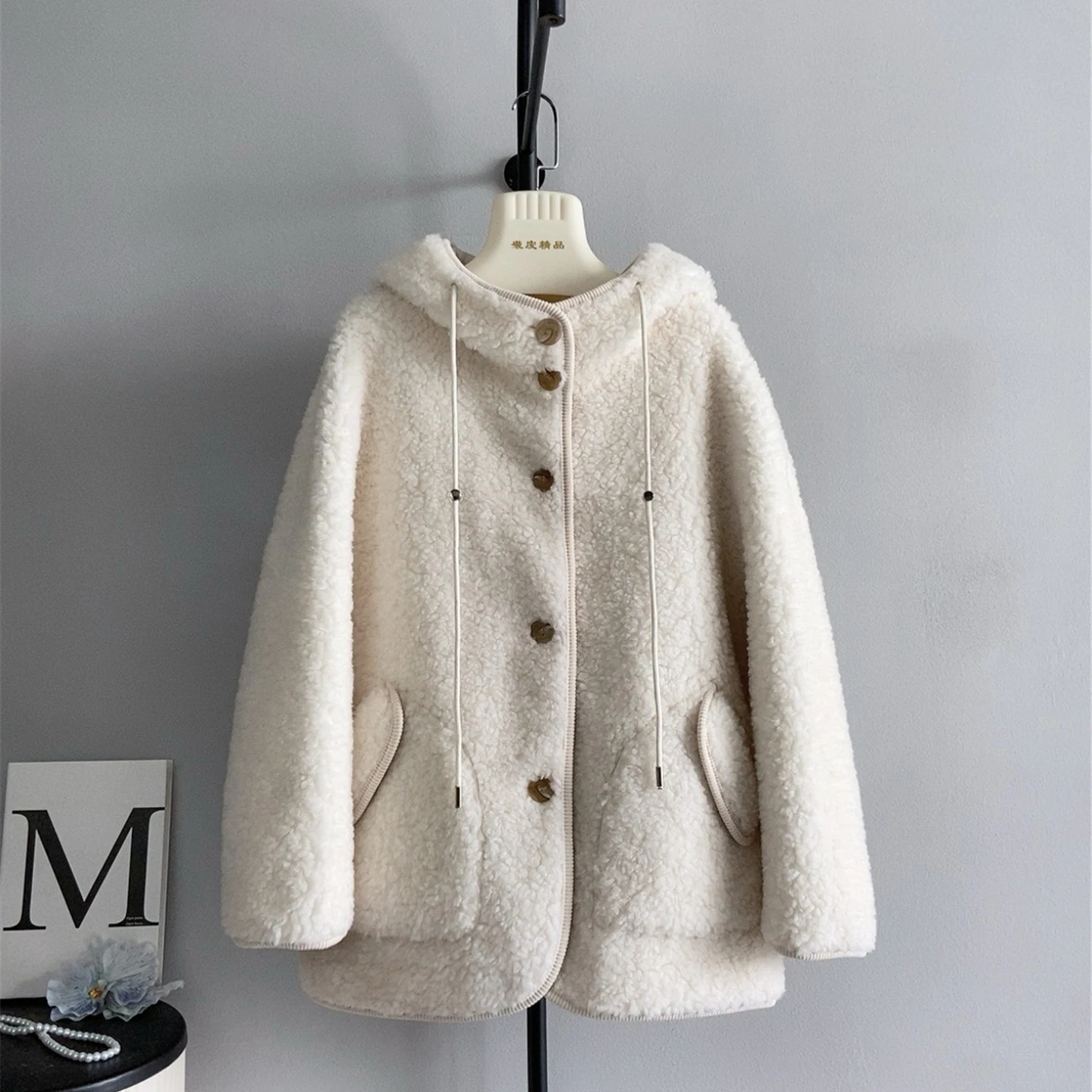 เสื้อโค้ทผู้หญิงแบบมีฮู้ดบุขนสัตว์ผสม แฟชั่นแบบกระดุมแถวเดียว แจ็คเก็ตขนแกะสไตล์เกาหลี หนาและอบอุ่น