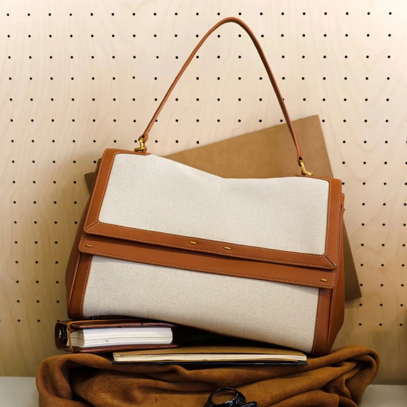 

Дизайнерская классическая минималистичная сумка для подгузников Paris для женщин, кожаная сумка-тоут с логотипом, модная сумка через плечо и на плечевой лямке.