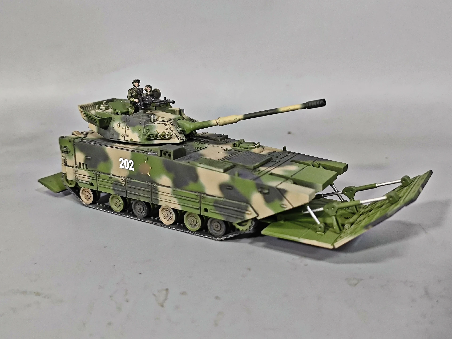 1/72 Chinese ZTD-105 amphibious armored assault vehicle , hand-painted finished model decorative ornament, plastic material