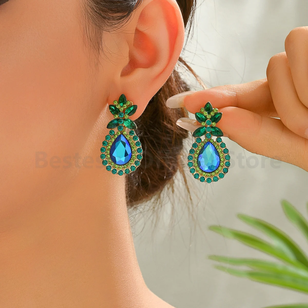 

Vintage Green Imitation Gemstone Teardrop Stud Earrings for Women Elegant Luxury High Quality Jewelry for Party Prom Daily Wear