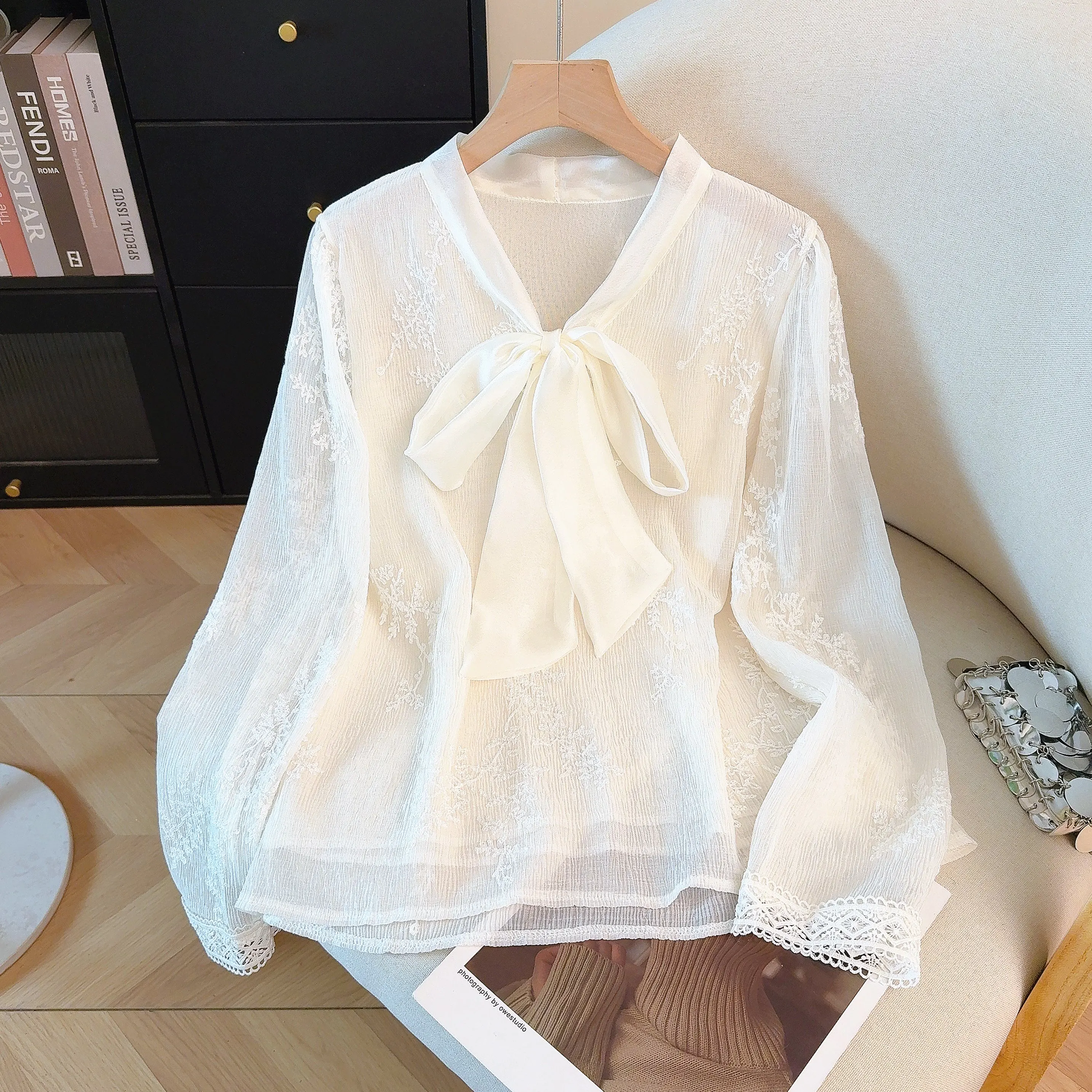 

Элегантная женская шифоновая блузка с V-образным вырезом и длинным рукавом, летний дизайн, шикарная блузка с бантом, топ в стиле «Нежный ветер», роскошная струящаяся модель