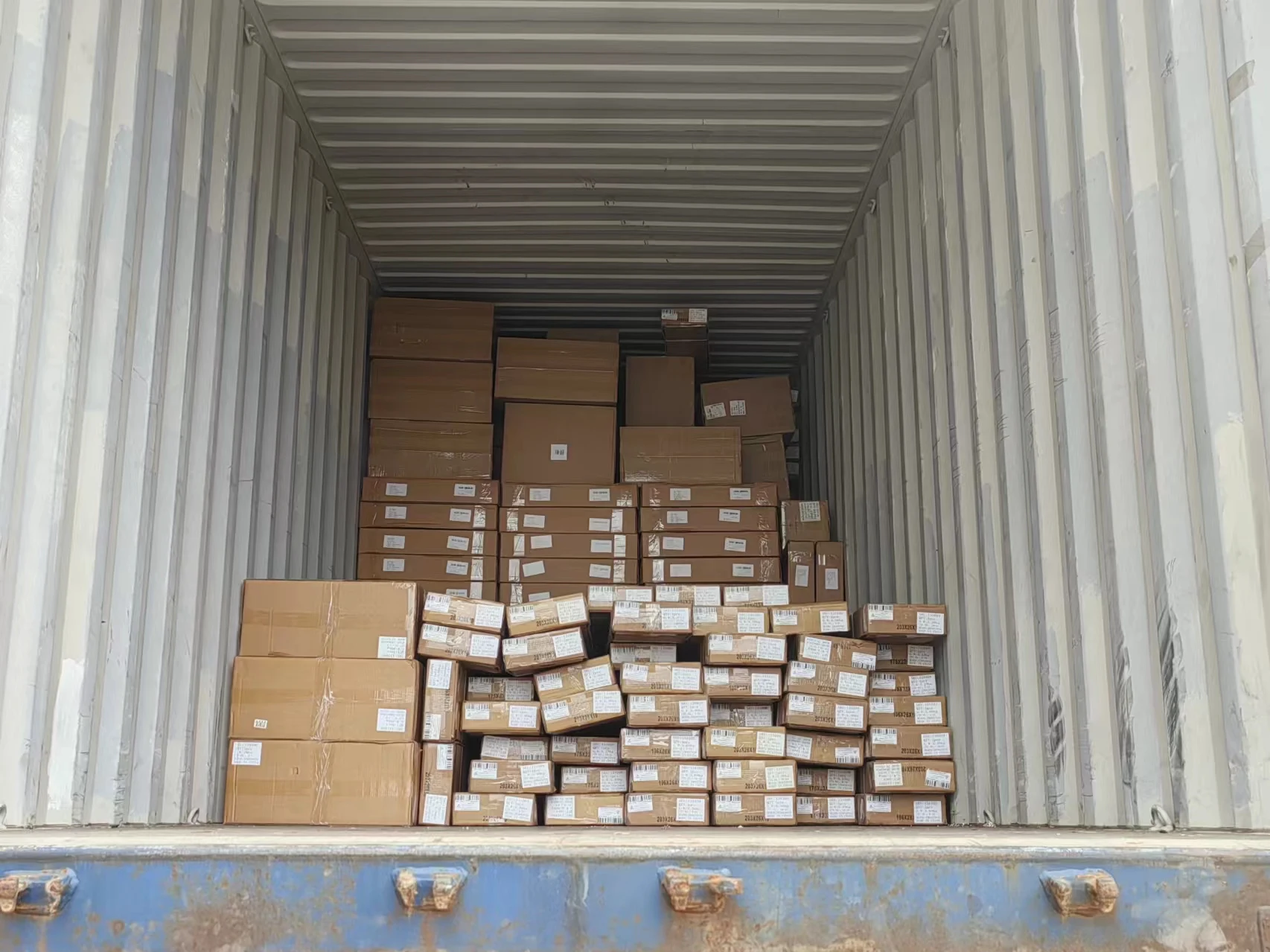 Produttore di vendita calda Professione Copriletto rigido triplo Tonneau Materiale metallico Copriletto per camioncino per Chevrolet Silverado 5ft