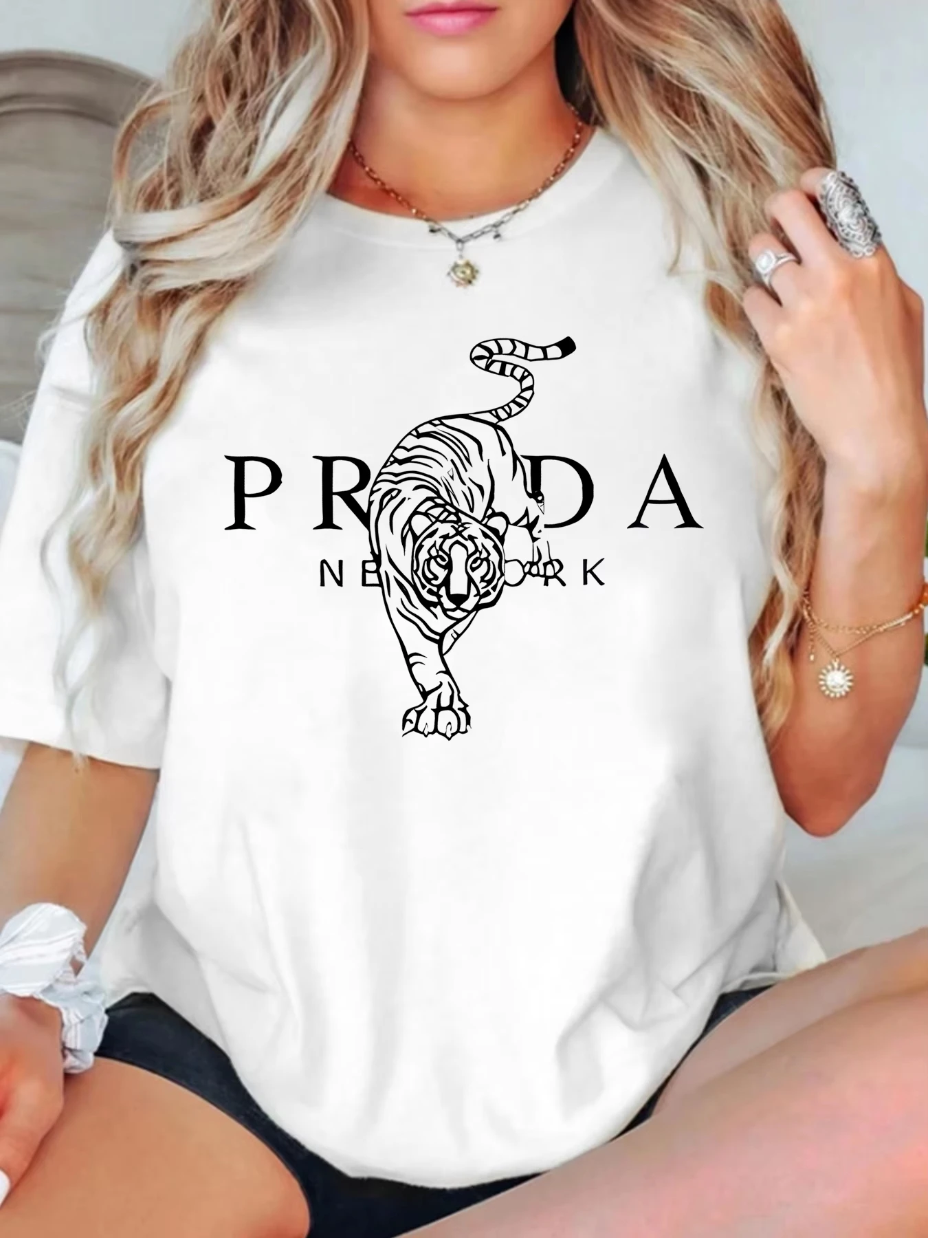 

Весна/Лето 2026. Женская футболка с круглым вырезом и короткими рукавами с тигром и алфавитом, эластичные полурукава и модные принты.