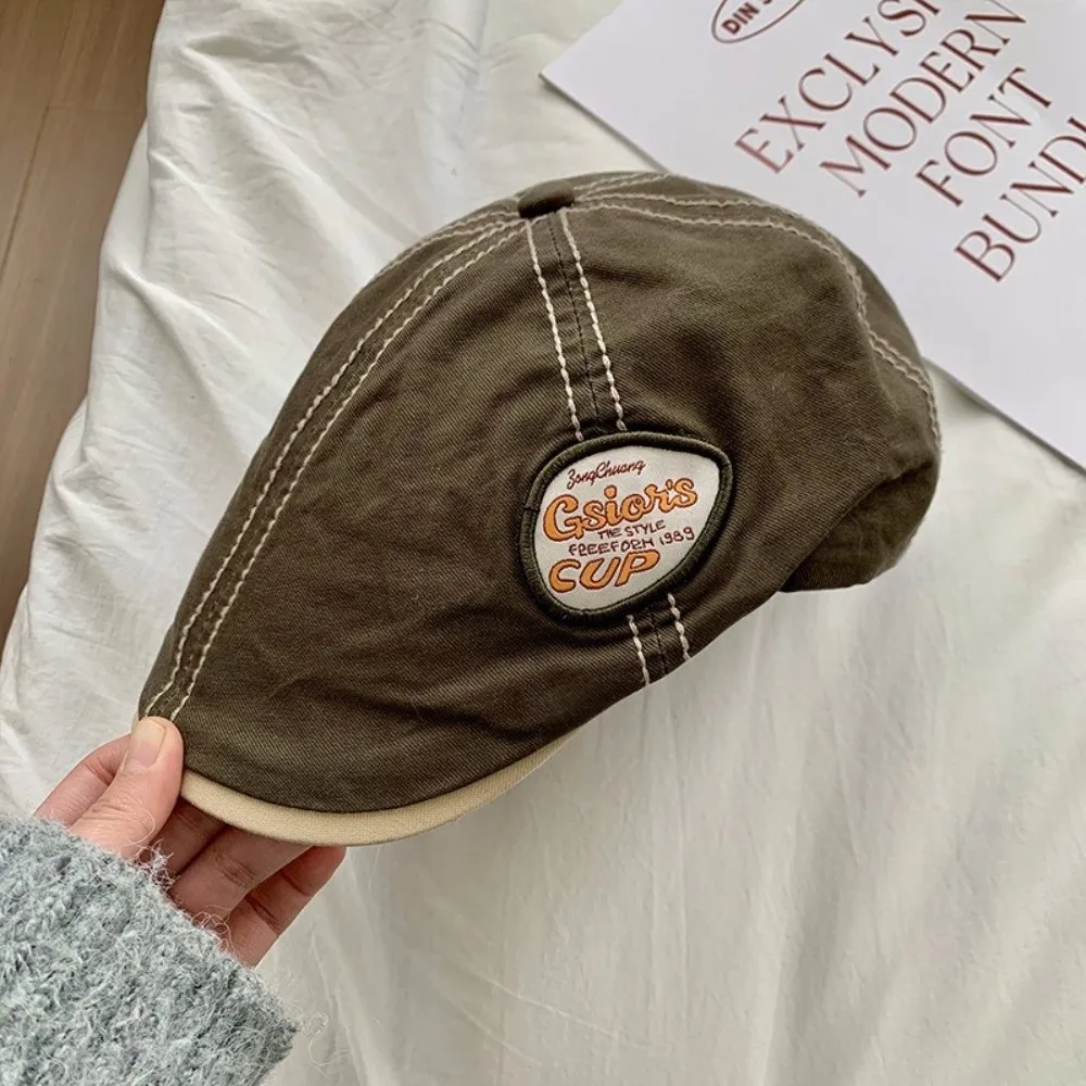 أزياء خمر موزع الصحف قبعة مسطحة التطريز Y2k الرجعية الفنان قبعة النمط الياباني المرقعة الرسام قبعة للجنسين