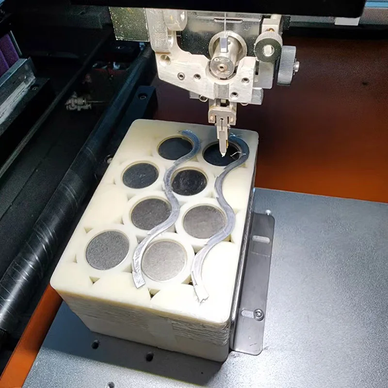 Macchina incollatrice automatica per cavi in alluminio ad ultrasuoni con batteria cilindrica continua 18650 21700