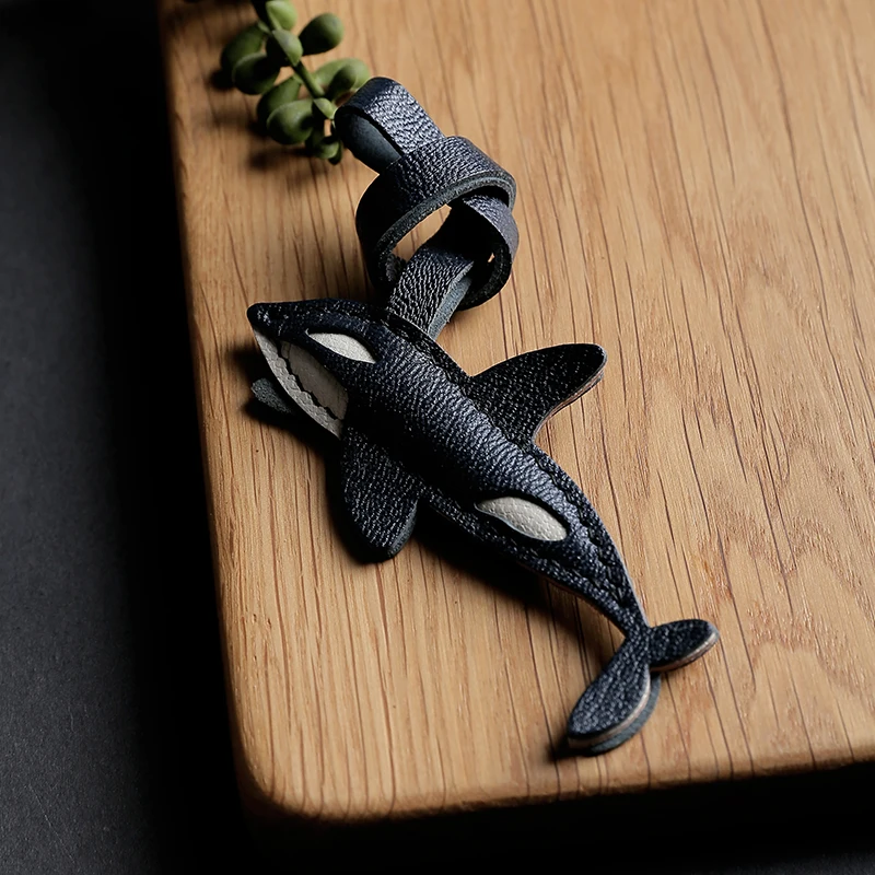 

Кожаный брелок для ключей ручной работы с китом и подарочной коробкой