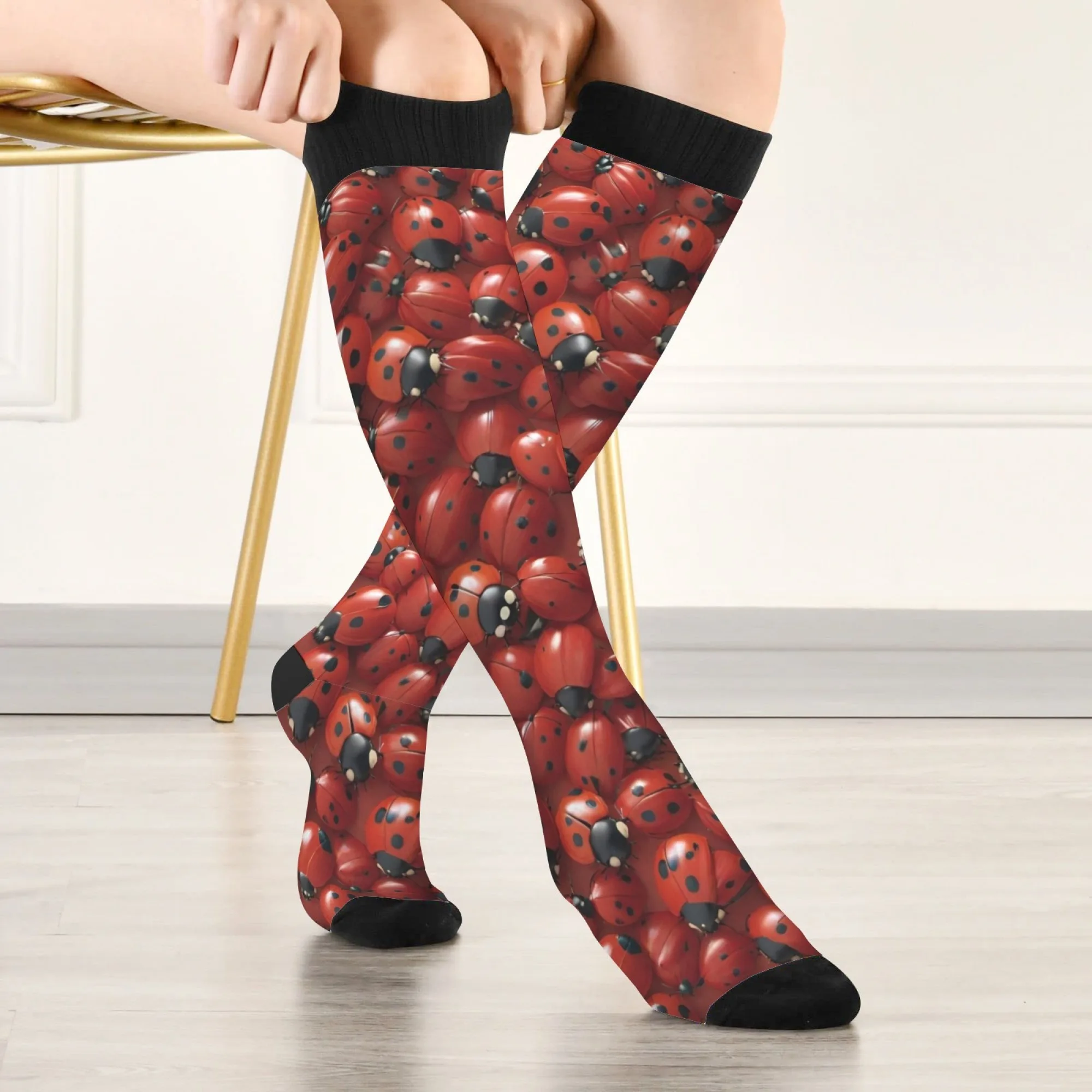 Ein roter Marienkäfer mit schwarzen Punkten, Socken, neuartige lustige, fröhliche Kompressionssocken, bequeme, warme Freizeit-Sportstrümpfe, Unisex-Geschenk