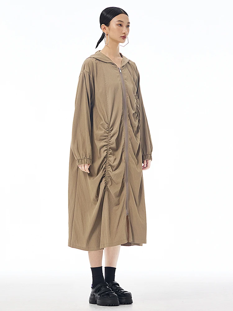 [EAM] Women Khaki Pleated Irregular Big Size Casual Midi Dress New Hooded Long Sleeve Fashion Tide Spring Autumn 2024 1DH7435