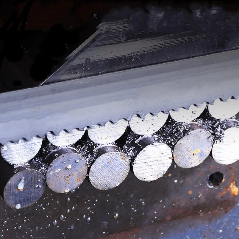 Długość brzeszczotów do pił taśmowych 1780 1440 2560 1085 1840 1826 1790 x 13 mm z brzeszczotem taśmowym 6, 14Tpi do cięcia twardego drewna, aluminium i metalu.