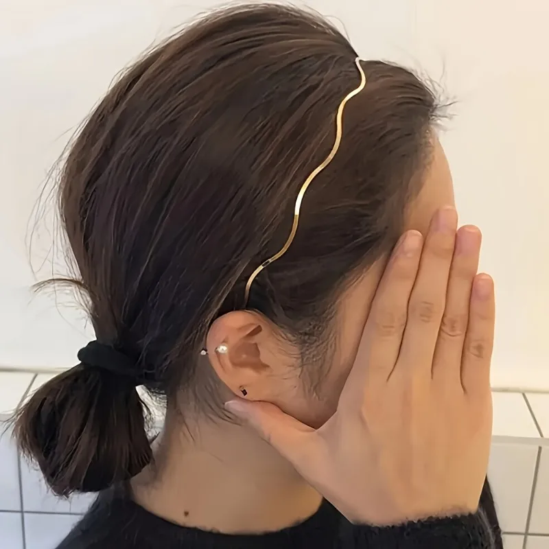 

A lady's elegant wavy headband, fashionable zinc alloy solid color hair accessories, daily casual versatile headgear