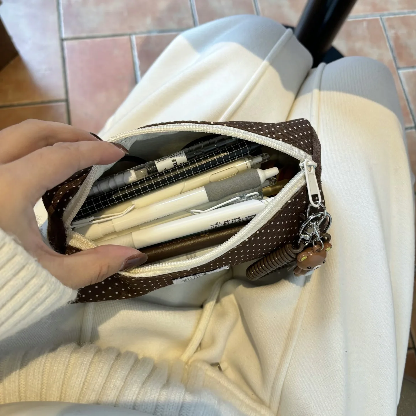 Rilakkuma Oolnnnq Federmäppchen mit Stickerei, Polka-Dot-Muster, große Kapazität, Handtasche im Ins-Stil, Aufbewahrungstasche, Schreibwaren-Organizer für Frauen – Detail 9