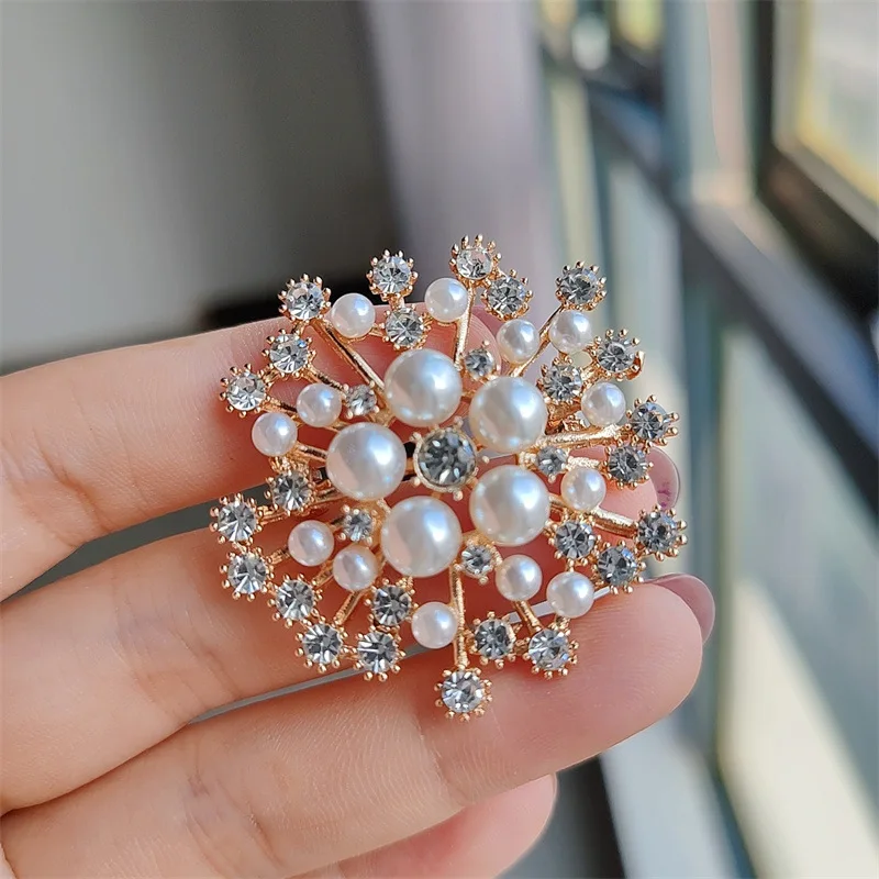 Snowflake Pearl Shining Maple Leaf Brooches Elegant Rhinestone Pin Fashion Clothes Jewelry Beautiful Wedding Party Accessories