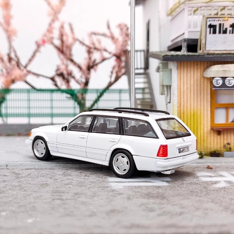 Mortal moulé sous pression 1/64 échelle E300 S124 Version étendue avec modèle de voiture de Simulation en alliage de vélo Collection classique modèle garçon cadeau