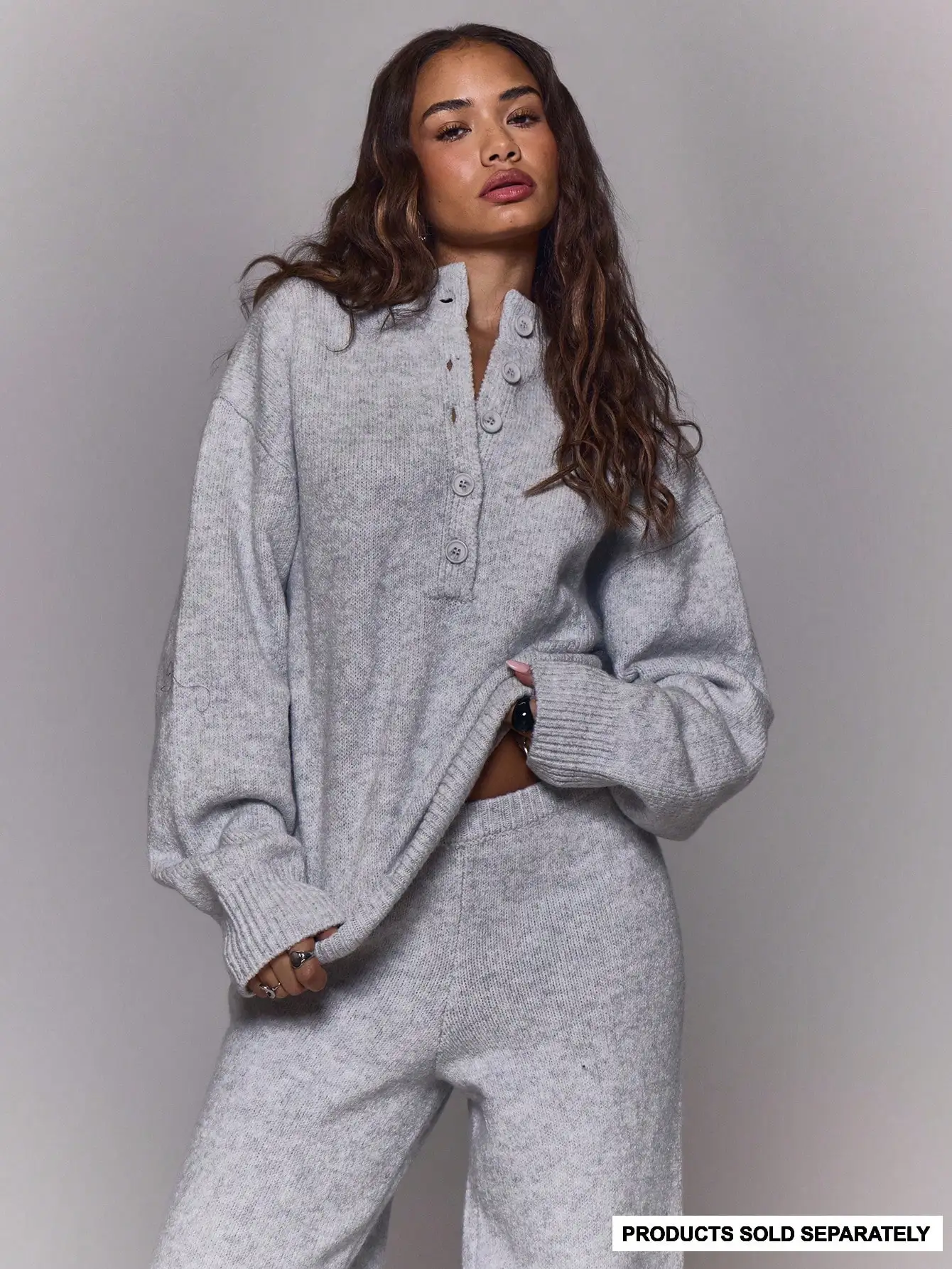 

Вязаный пуловер оверсайз с высоким воротником на пуговицах — повседневная уличная одежда для осени и зимы