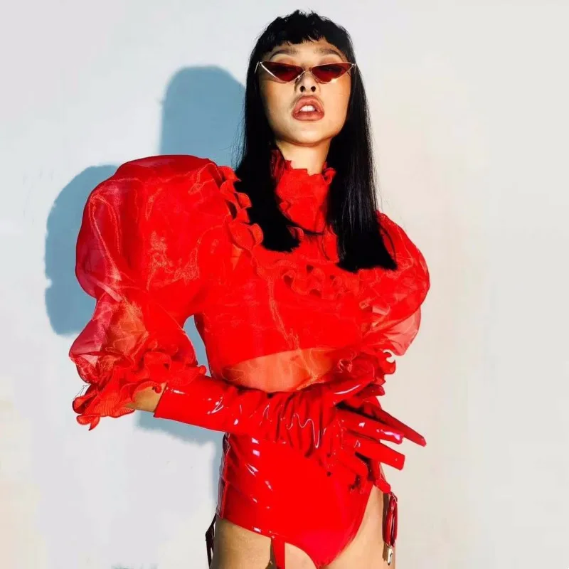 Rode transparante bodysuit met pofmouwen lederen handschoenen bar nachtclub vrouwen zanger concert sexy podiumkleding prestatie kostuum
