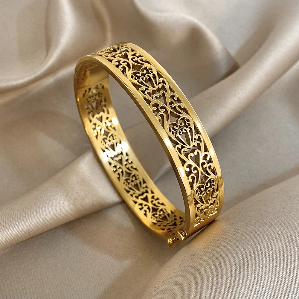 

DODOHAO Vintage Stainless Steel Chunky Wide Bracelet Women Luxury Golden Hollow Out Heart Cuff Spring Bangle Jewelry Accessories