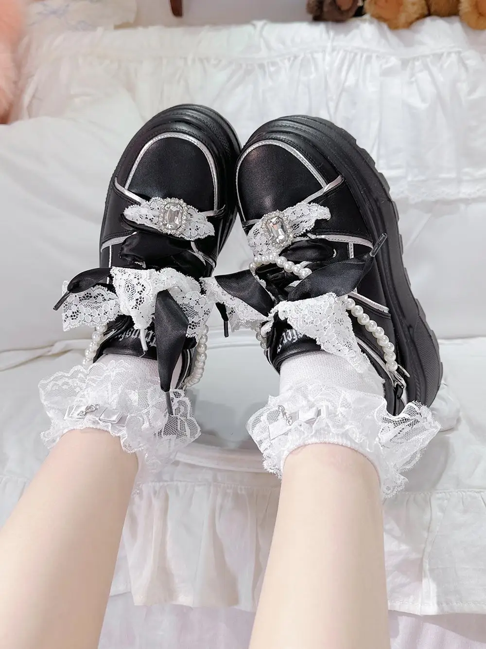 

Японские туфли для маффинов на толстой подошве Mine West, милые кроссовки в стиле Лолиты с бантом и стразами и жемчугом, женская обувь с глубоким вырезом