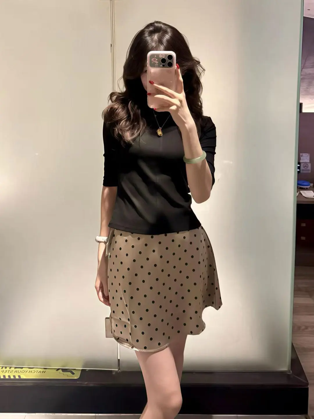 Camiseta negra ajustada de manga media y minifalda con lunares color champán, conjunto de dos piezas informal de moda de vera...