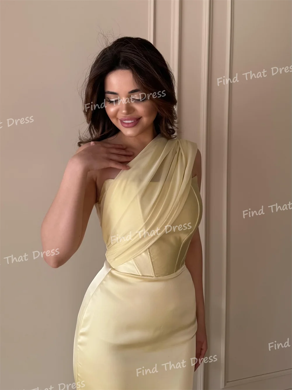 العرف الكلاسيكية حمالة مطوي مثير غمد الدانتيل يصل الظهر ثوب السهرة الزفاف الطابق طول فستان الحفلة الراقصة مع شال