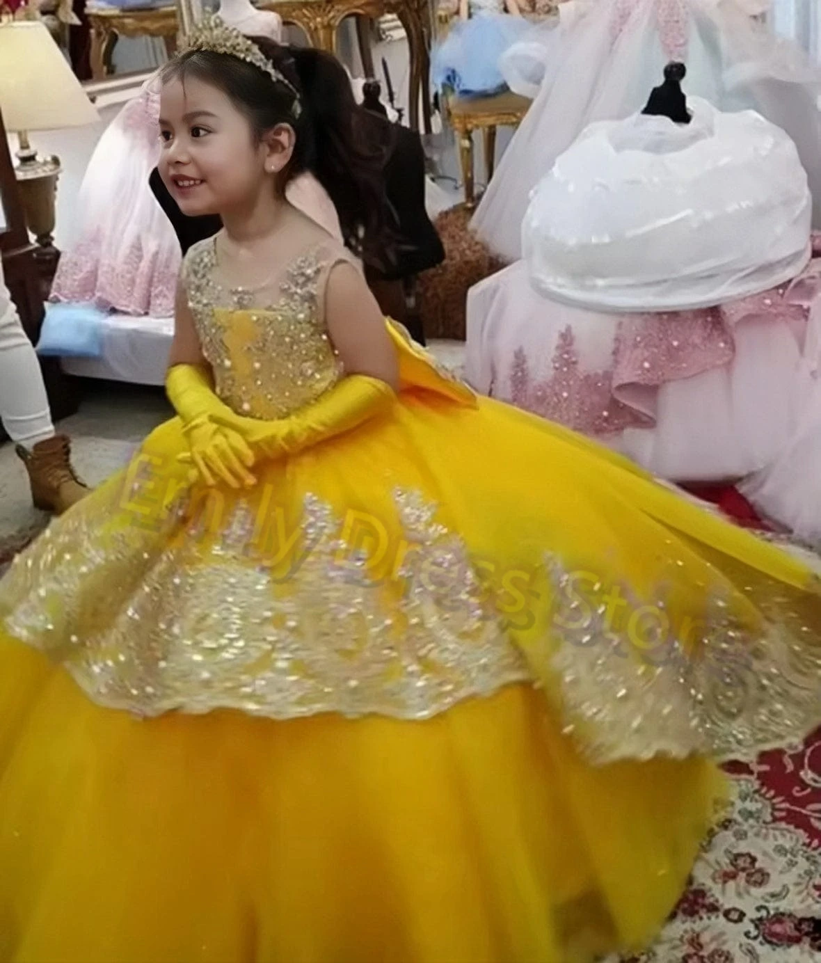 

Customized Flower Girl Dress For Wedding Puffy Yellow Tulle With Bow Sleeveless Shining Kids Birthday First Communion Ball Gown