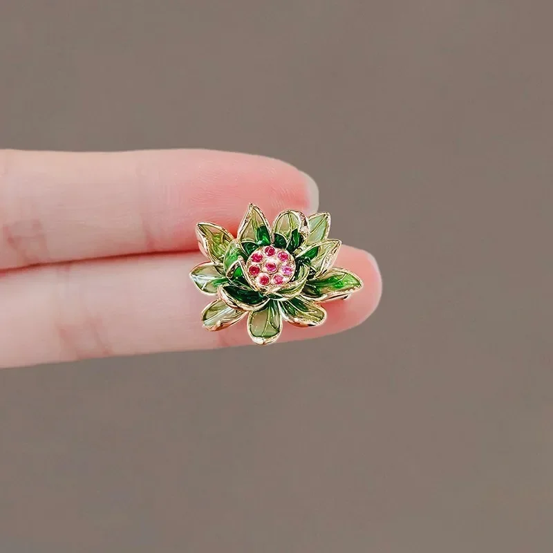 Broche de flor de loto verde para mujer, exquisito broche pequeño de gama alta, ropa fija, Collar, aguja, traje esmaltado, accesorio de flor en el pecho